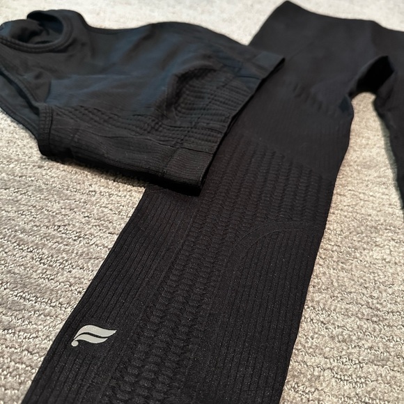 Fabletics Seamless Set - Picture 2 of 3